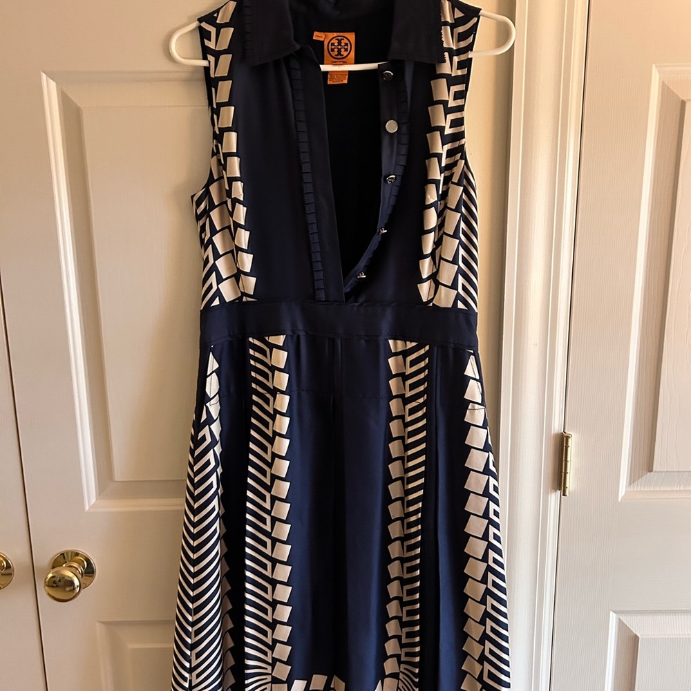 Size 6. Tory Burch. Silk.  Blue and cream